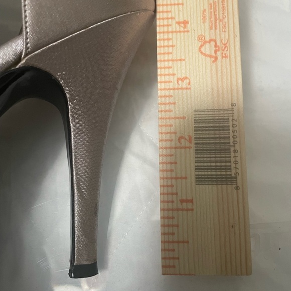 Nina New York silver with lavender hue satin ankle strap heels. Bows - Picture 8 of 11